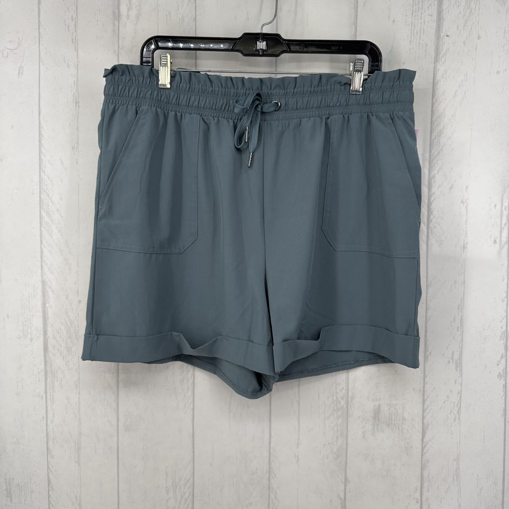 L pull-on shorts