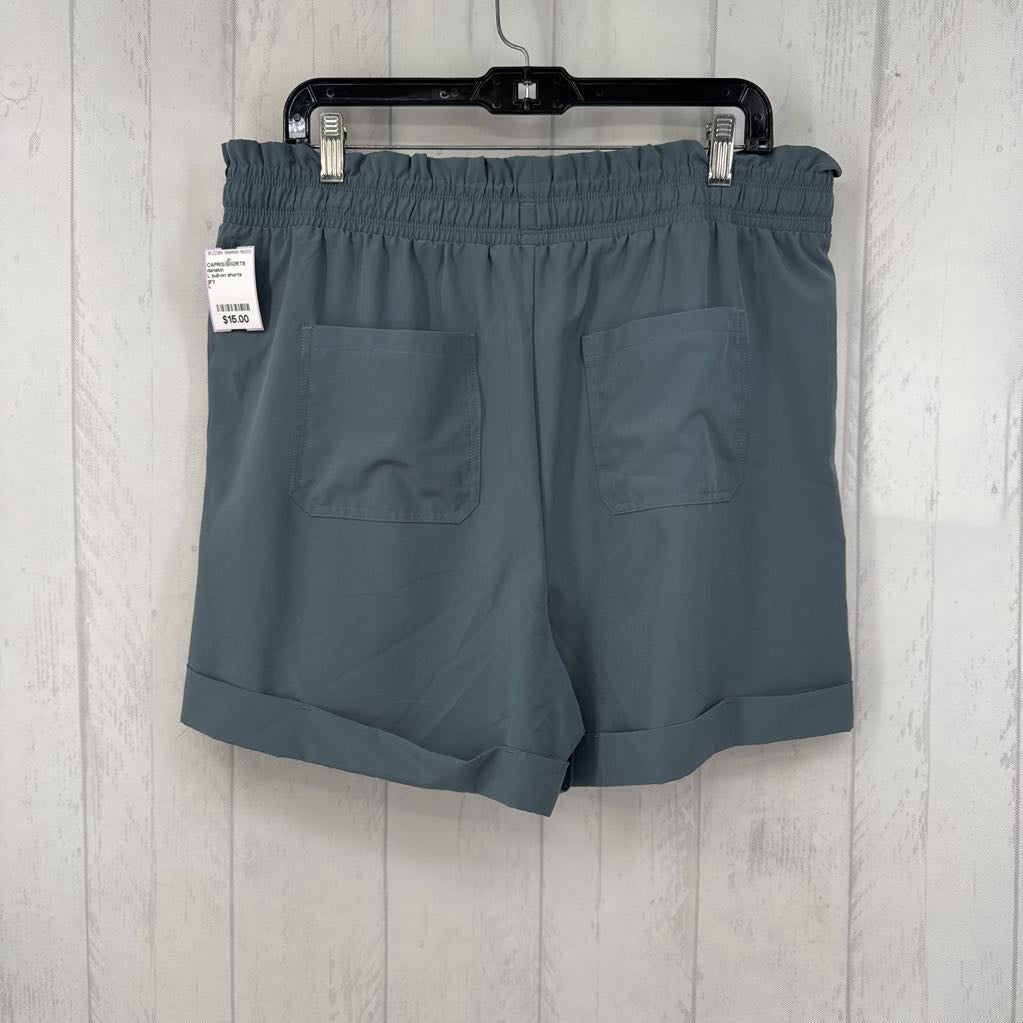 L pull-on shorts