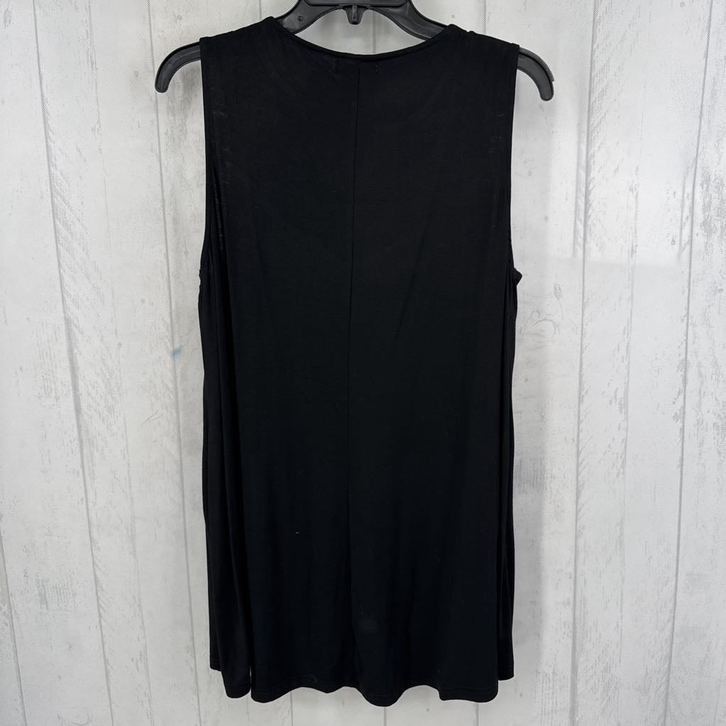M lace accent split neck flowy tank