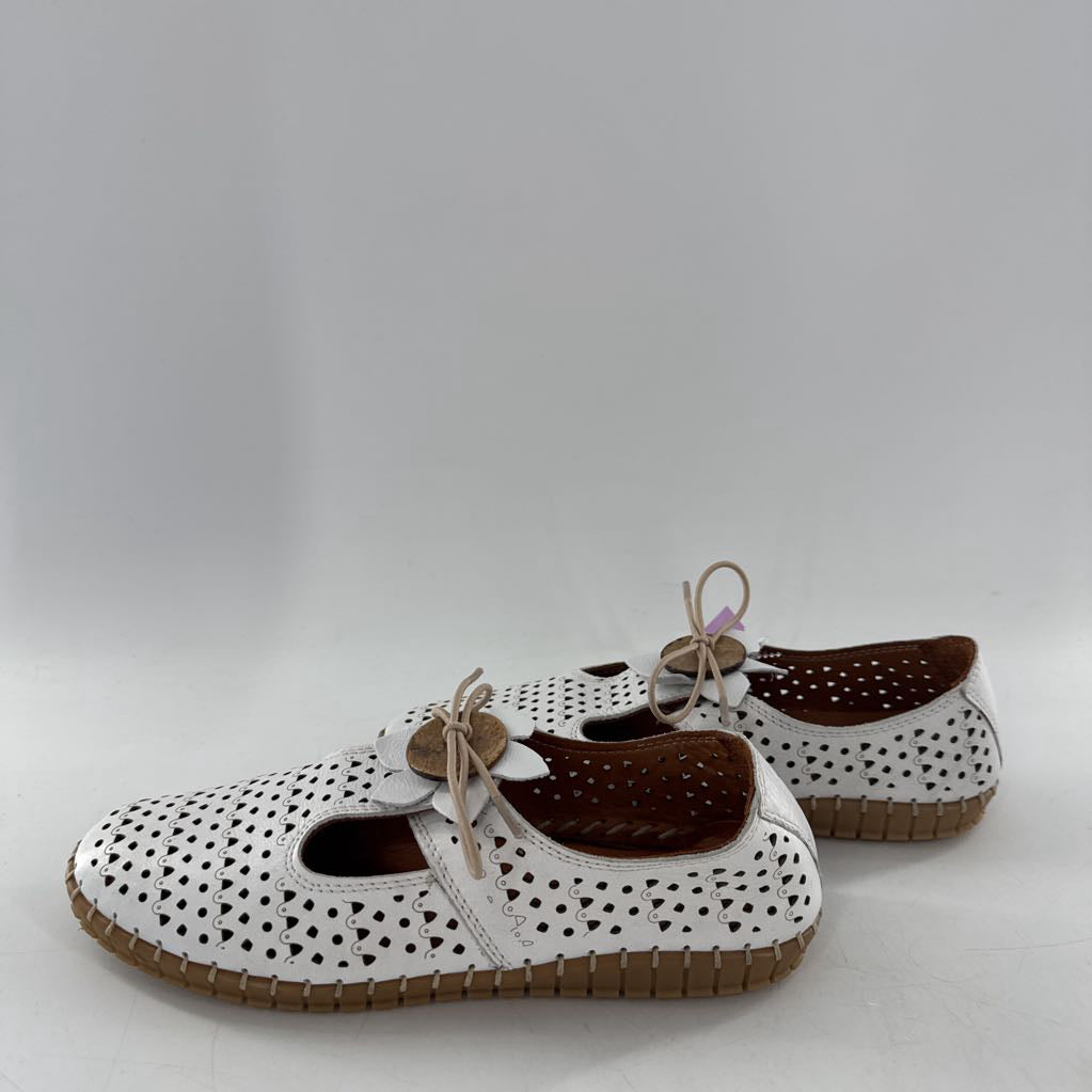 8 leather perforated moccasin