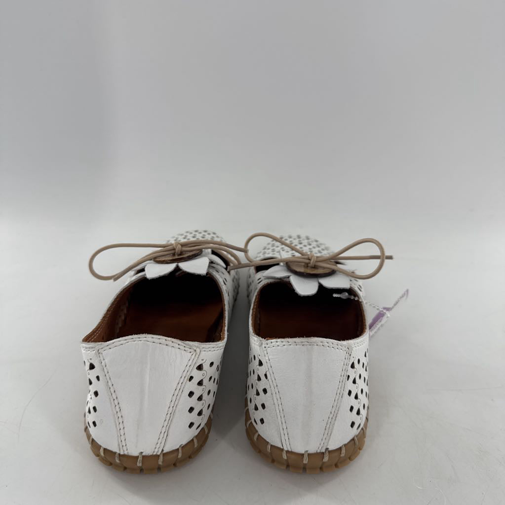 8 leather perforated moccasin