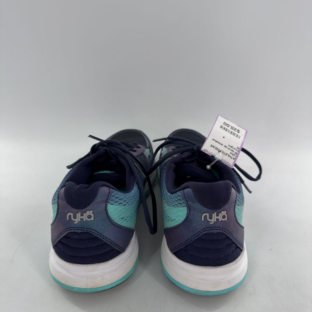 10 lace-up sneaker