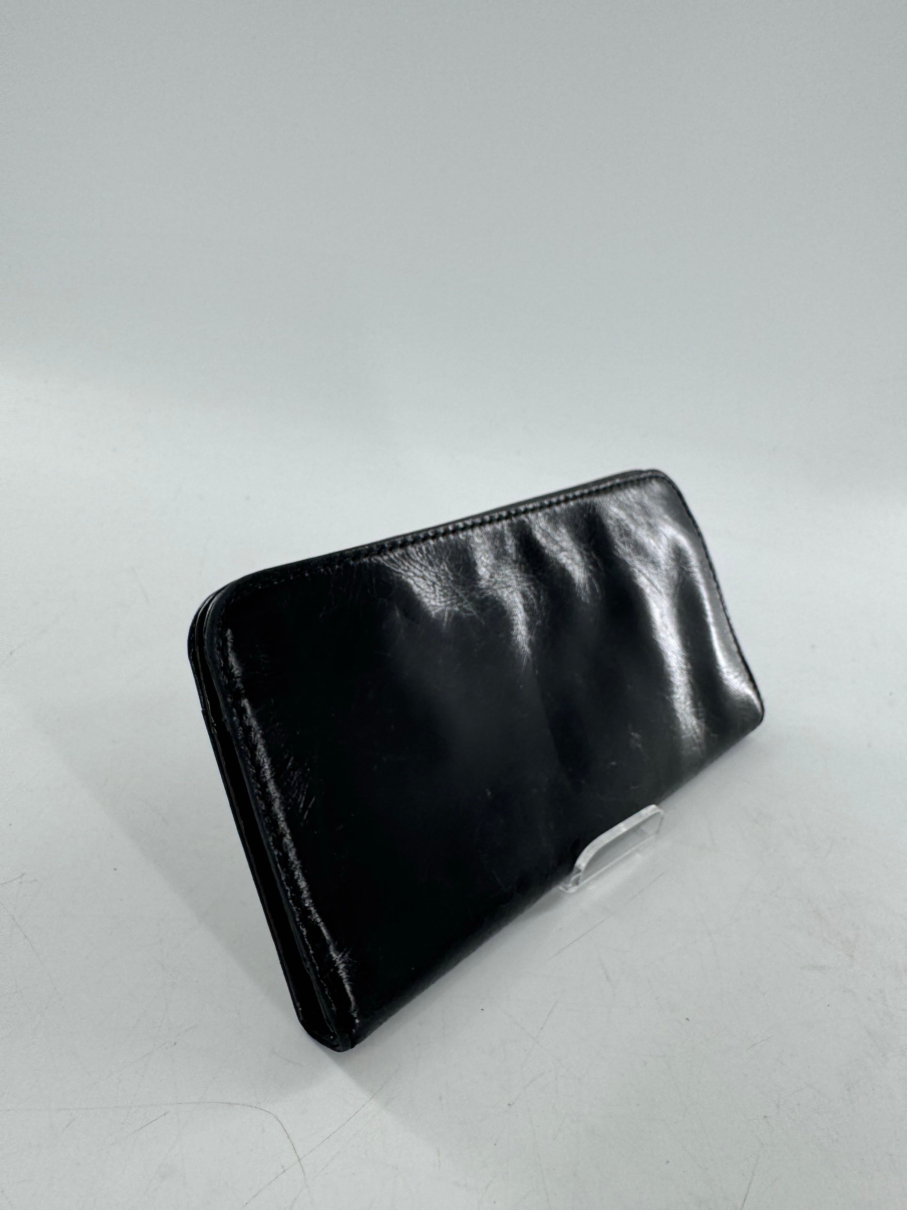 leather magnetic closure wallet