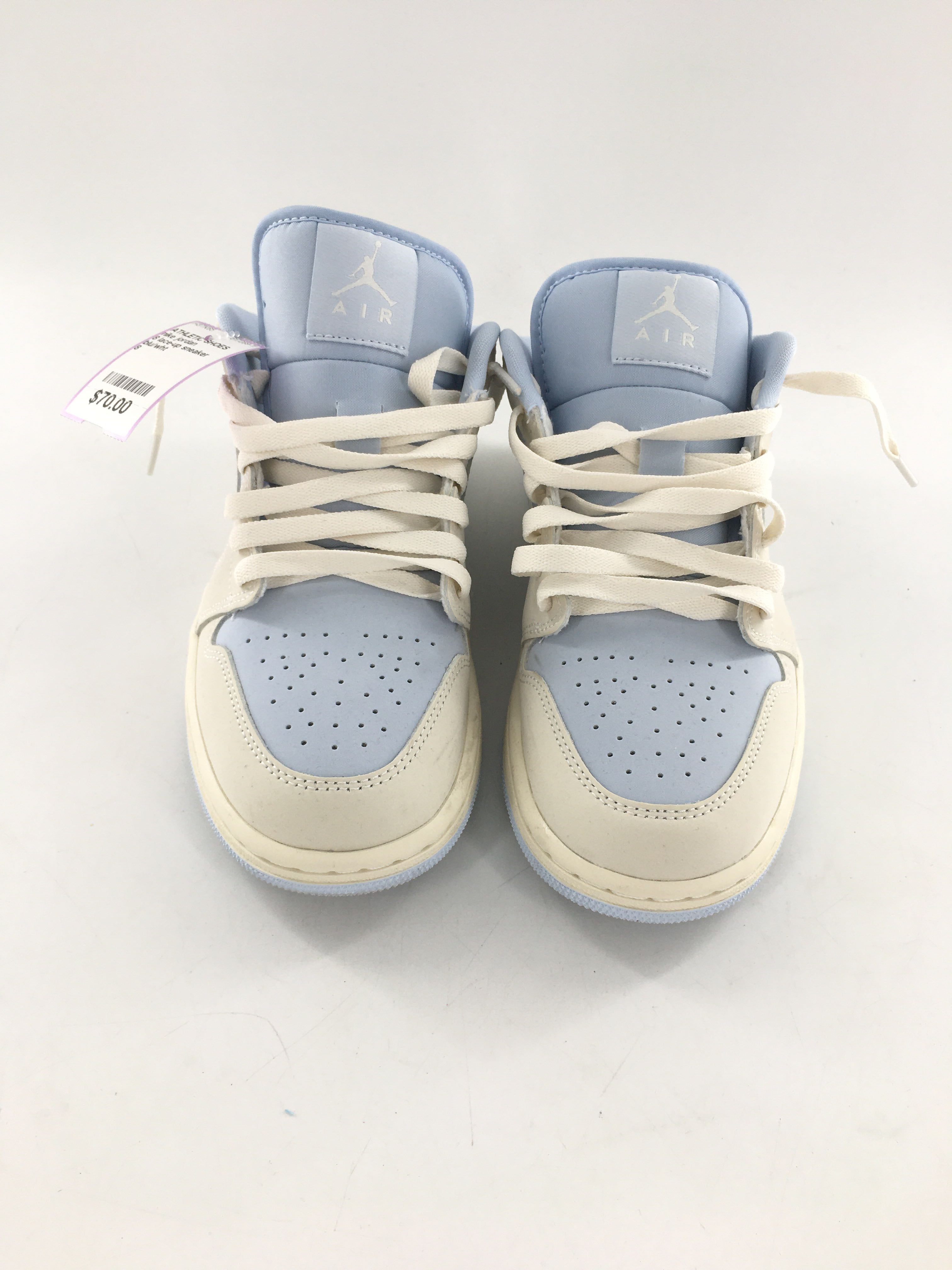 8 lace-up sneaker