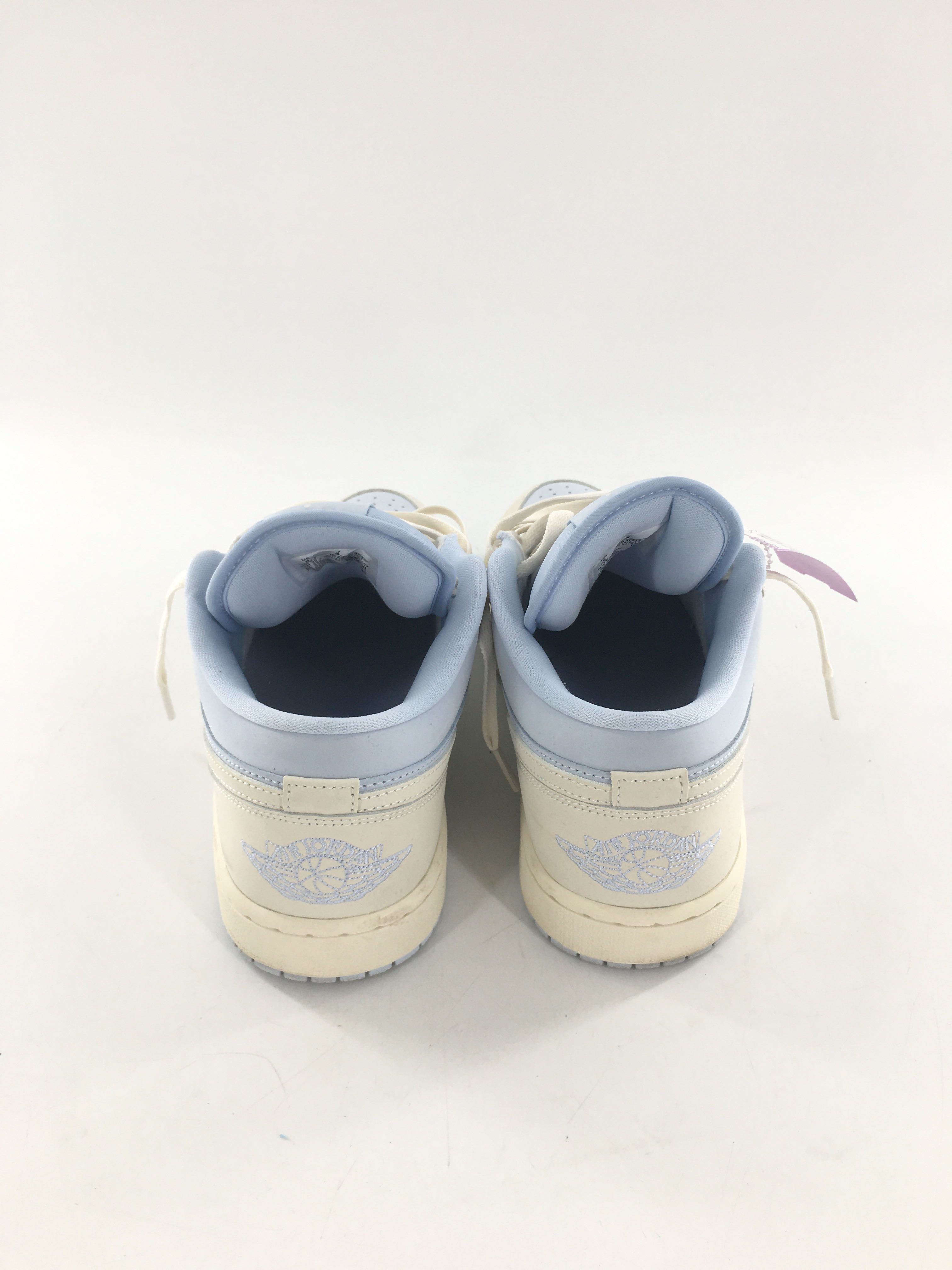 8 lace-up sneaker
