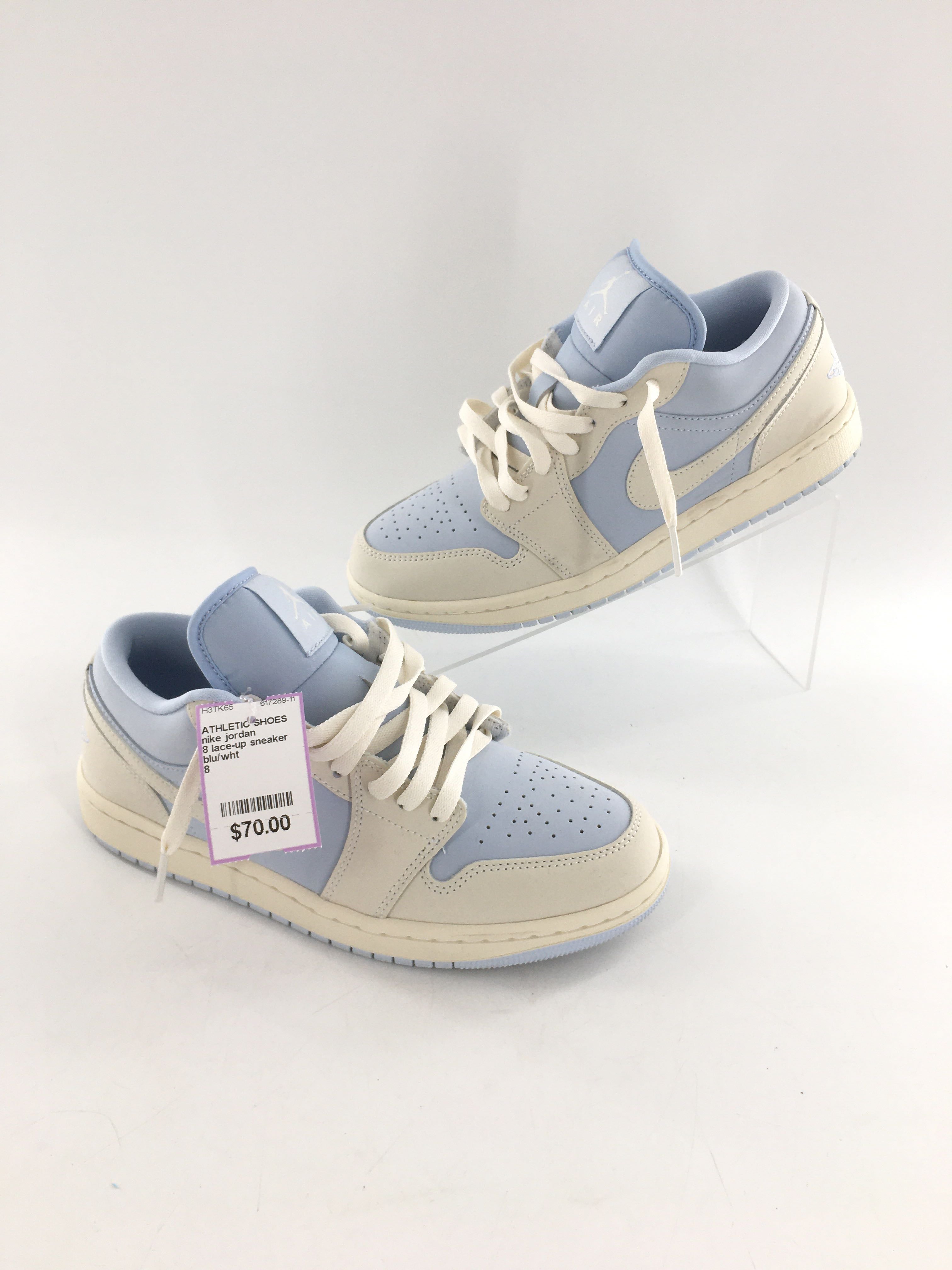 8 lace-up sneaker