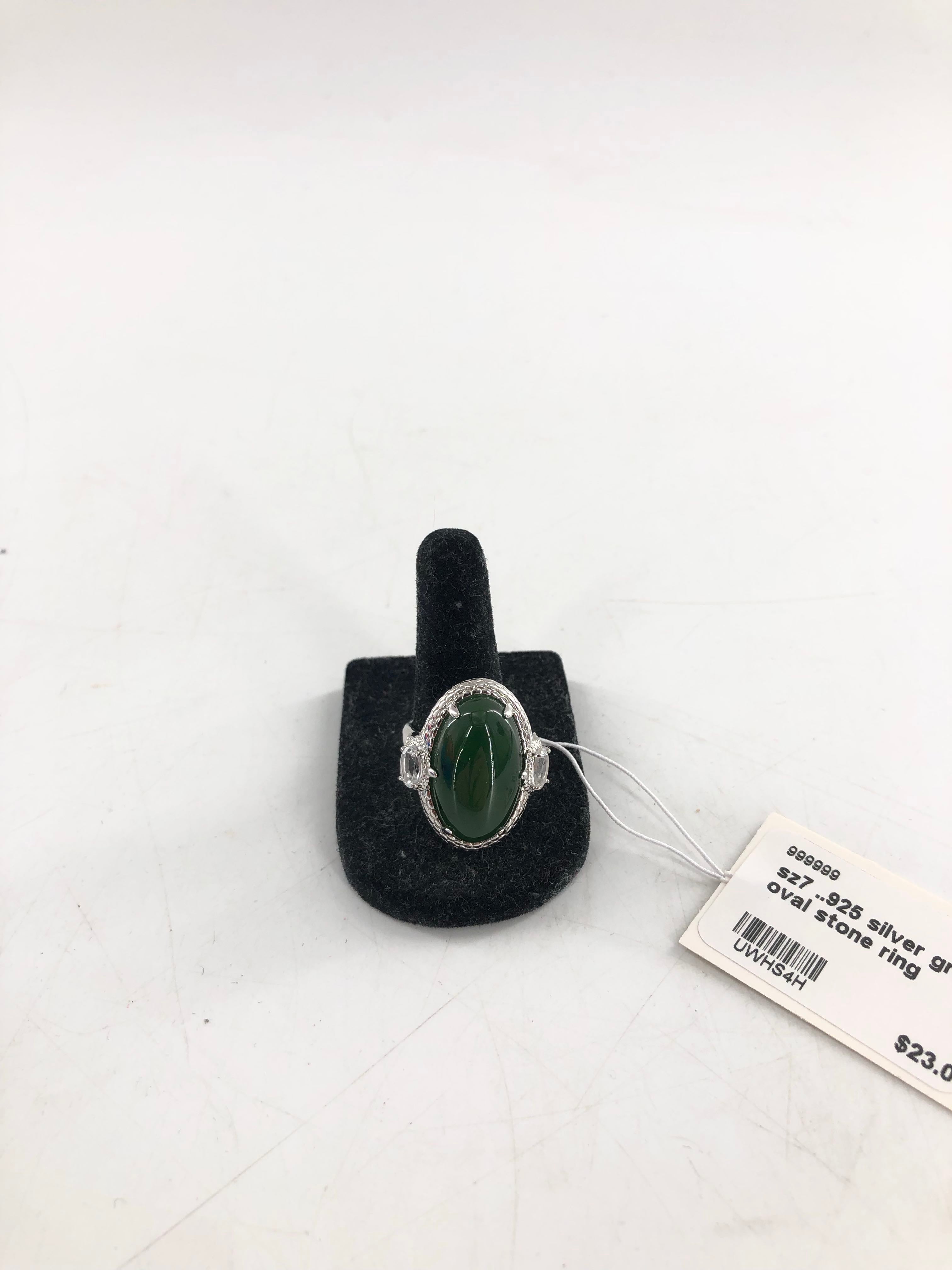 sz7 ..925 silver green oval stone ring