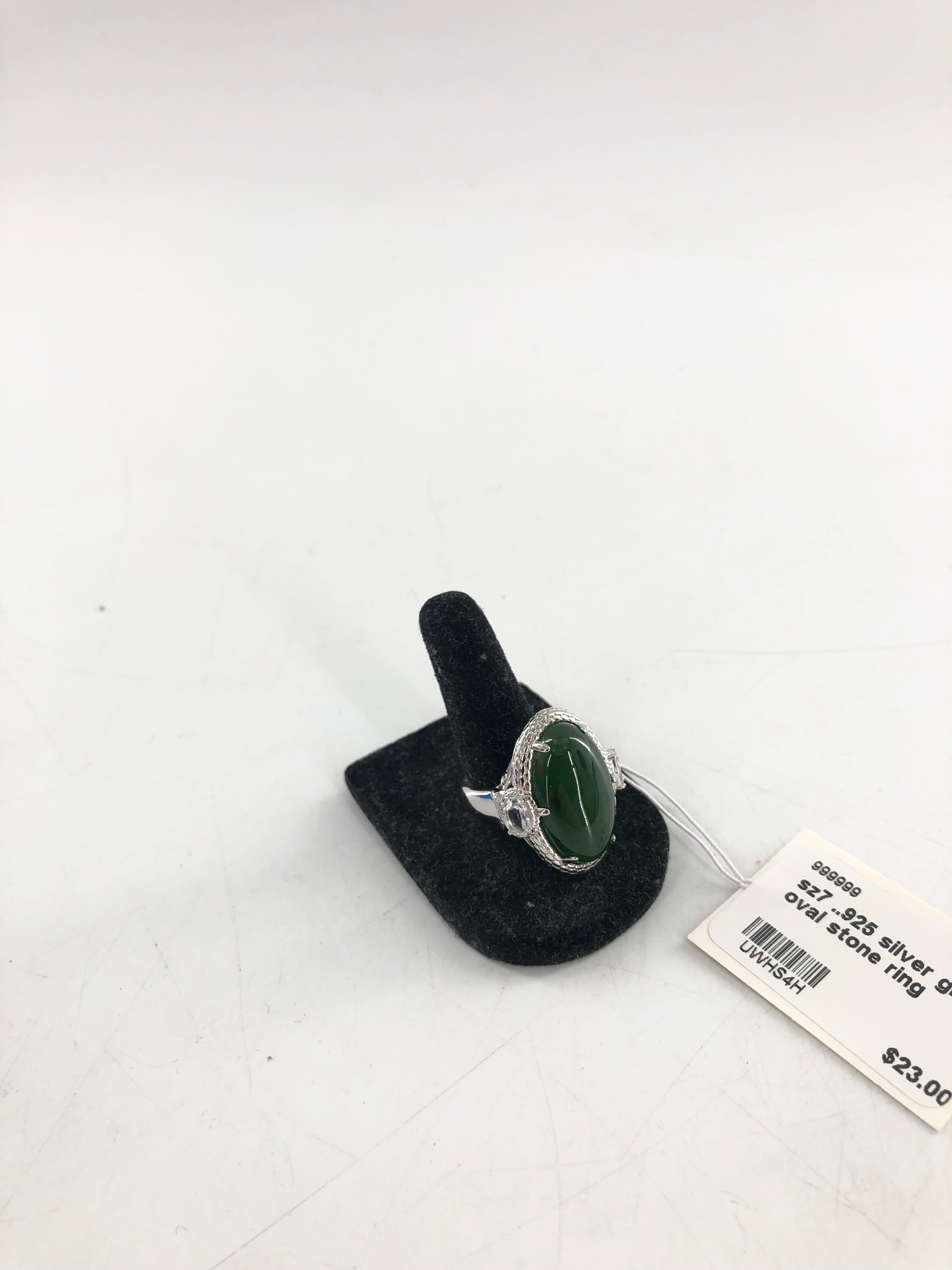 sz7 ..925 silver green oval stone ring