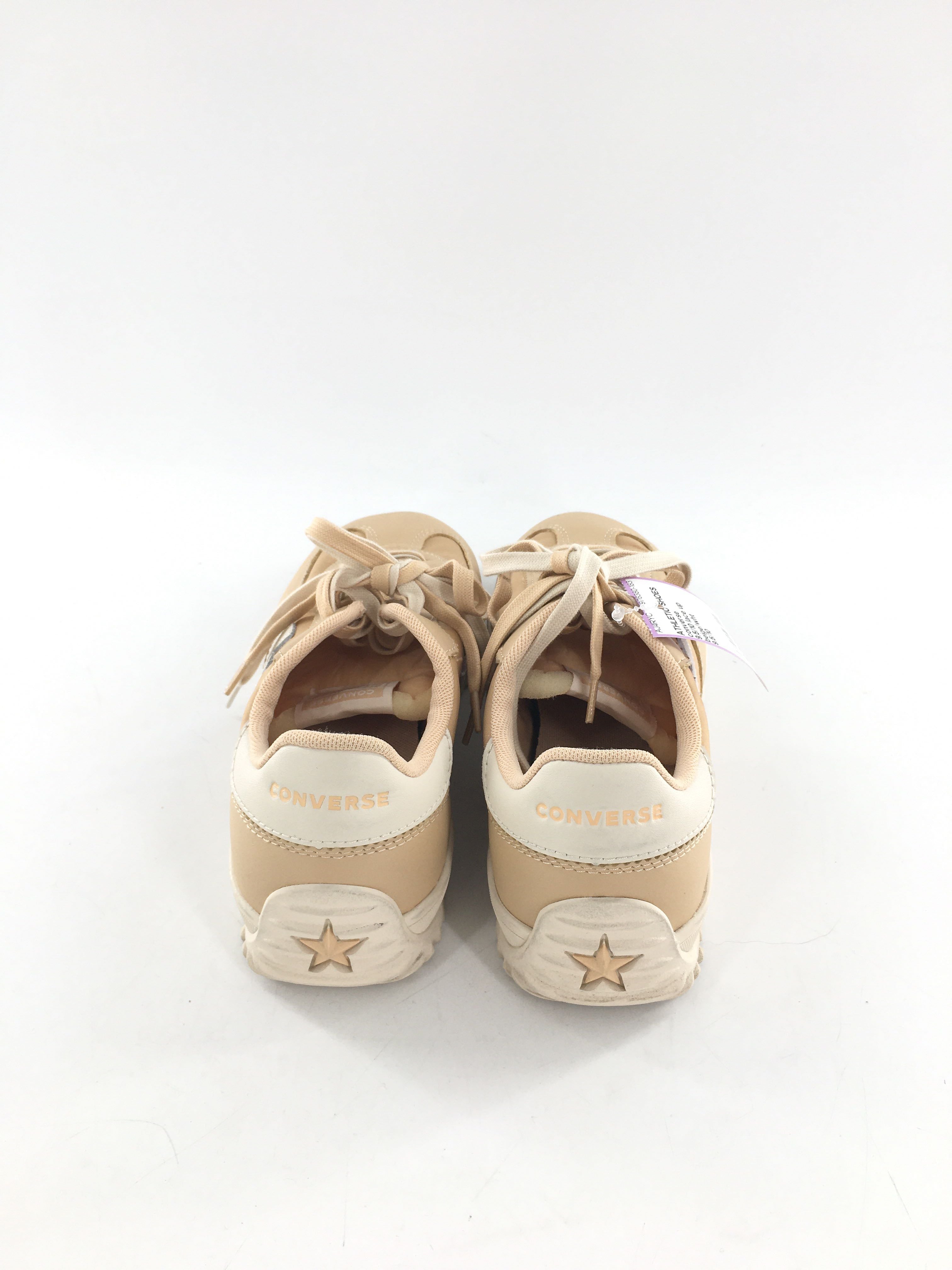 9.5/10 lace up sneaker