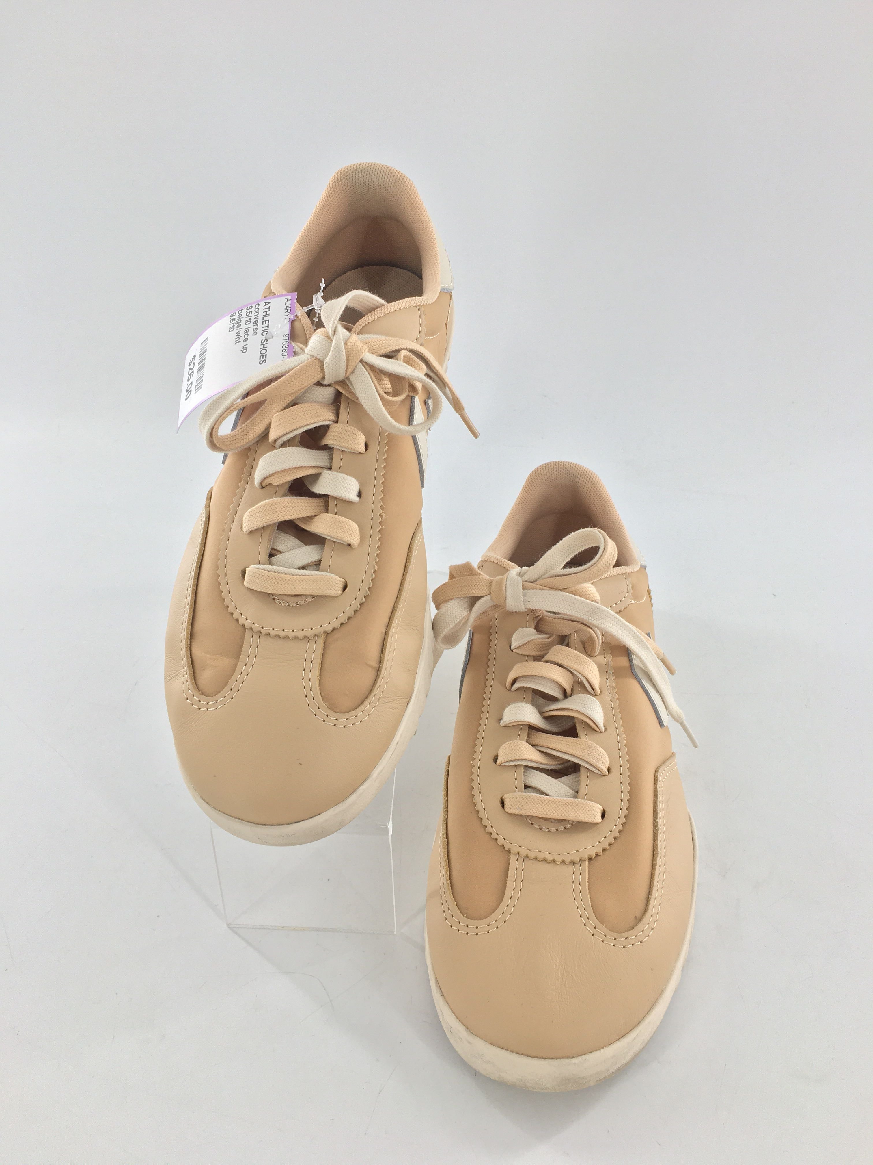 9.5/10 lace up sneaker