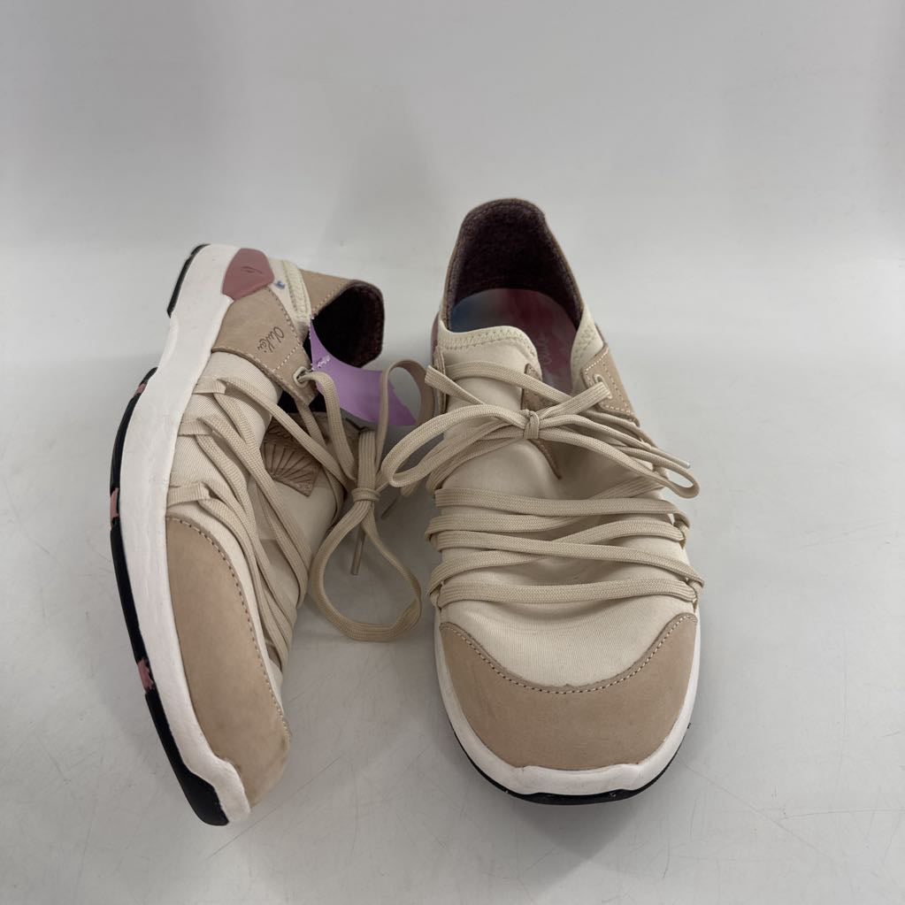 8 lace-up sneaker