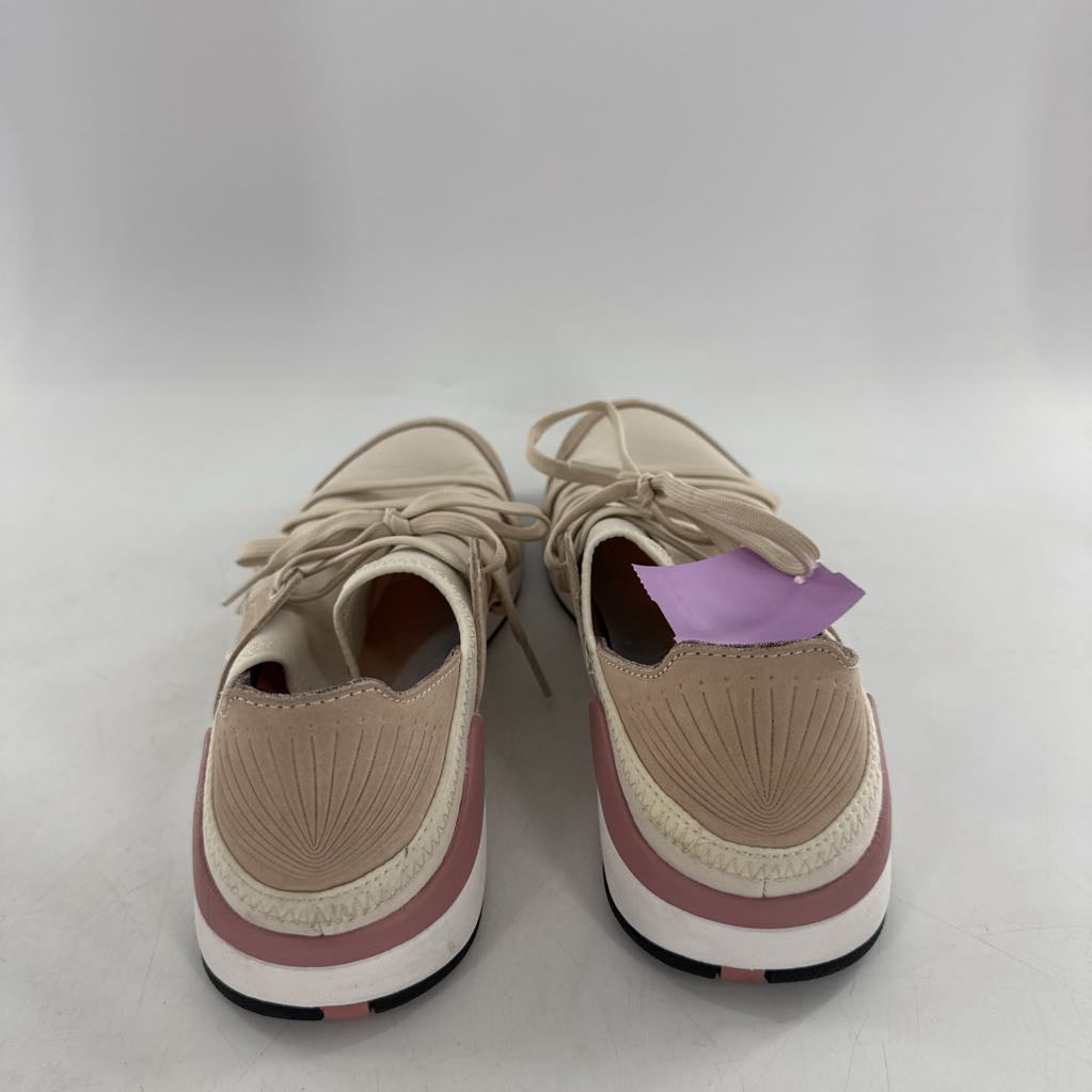 8 lace-up sneaker