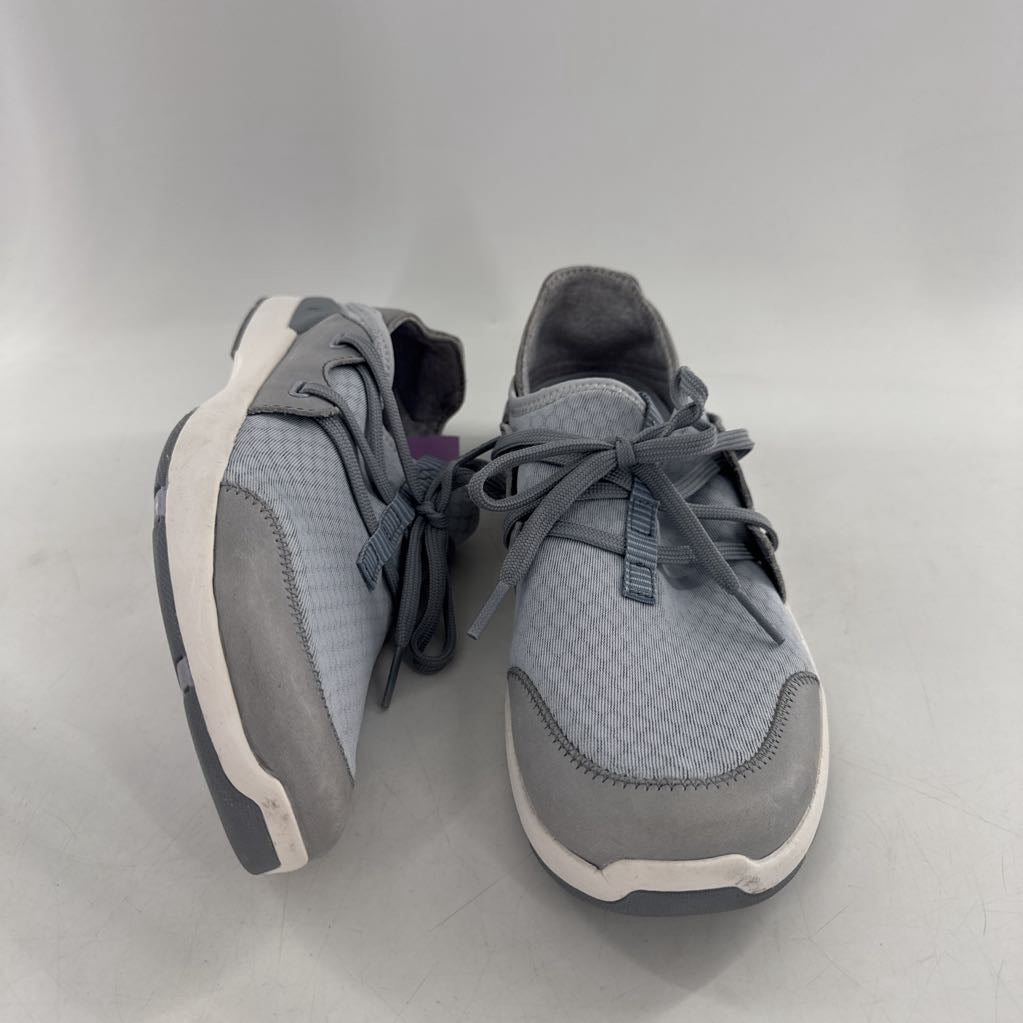 8.5 lace-up sneaker