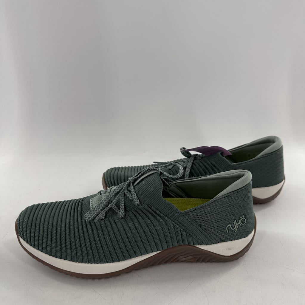 8 knit slip-on sneaker
