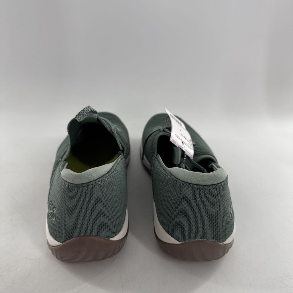 8 knit slip-on sneaker