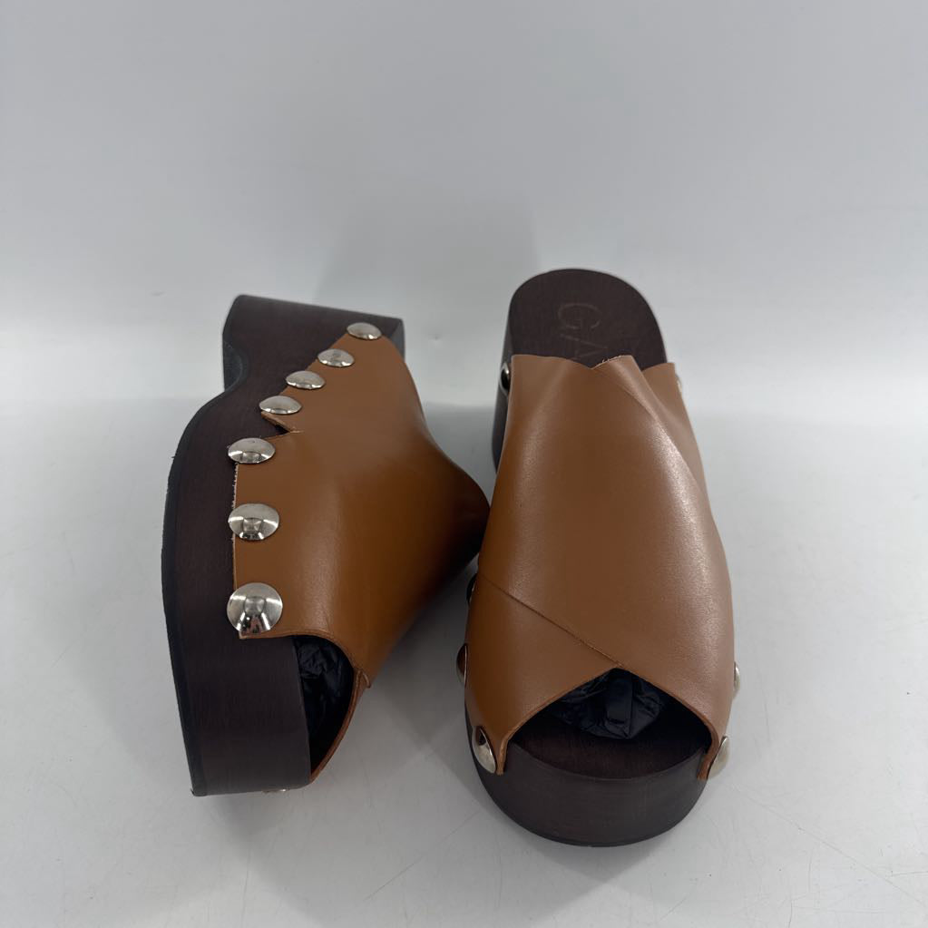 R475 11 leather stud clogs
