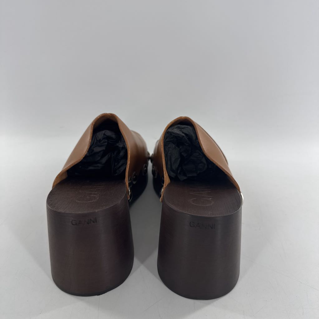 R475 11 leather stud clogs