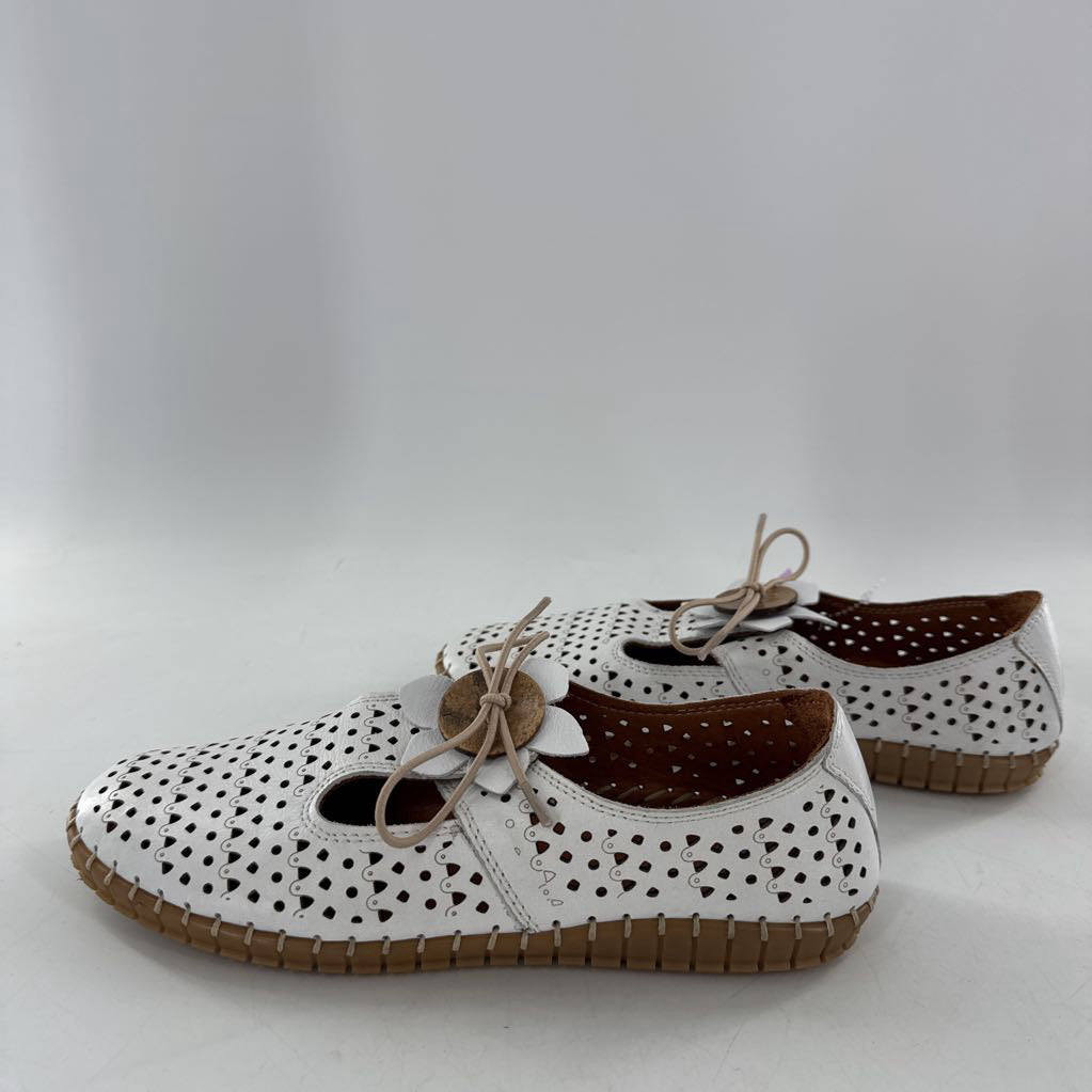 8 leather perforated moccasin