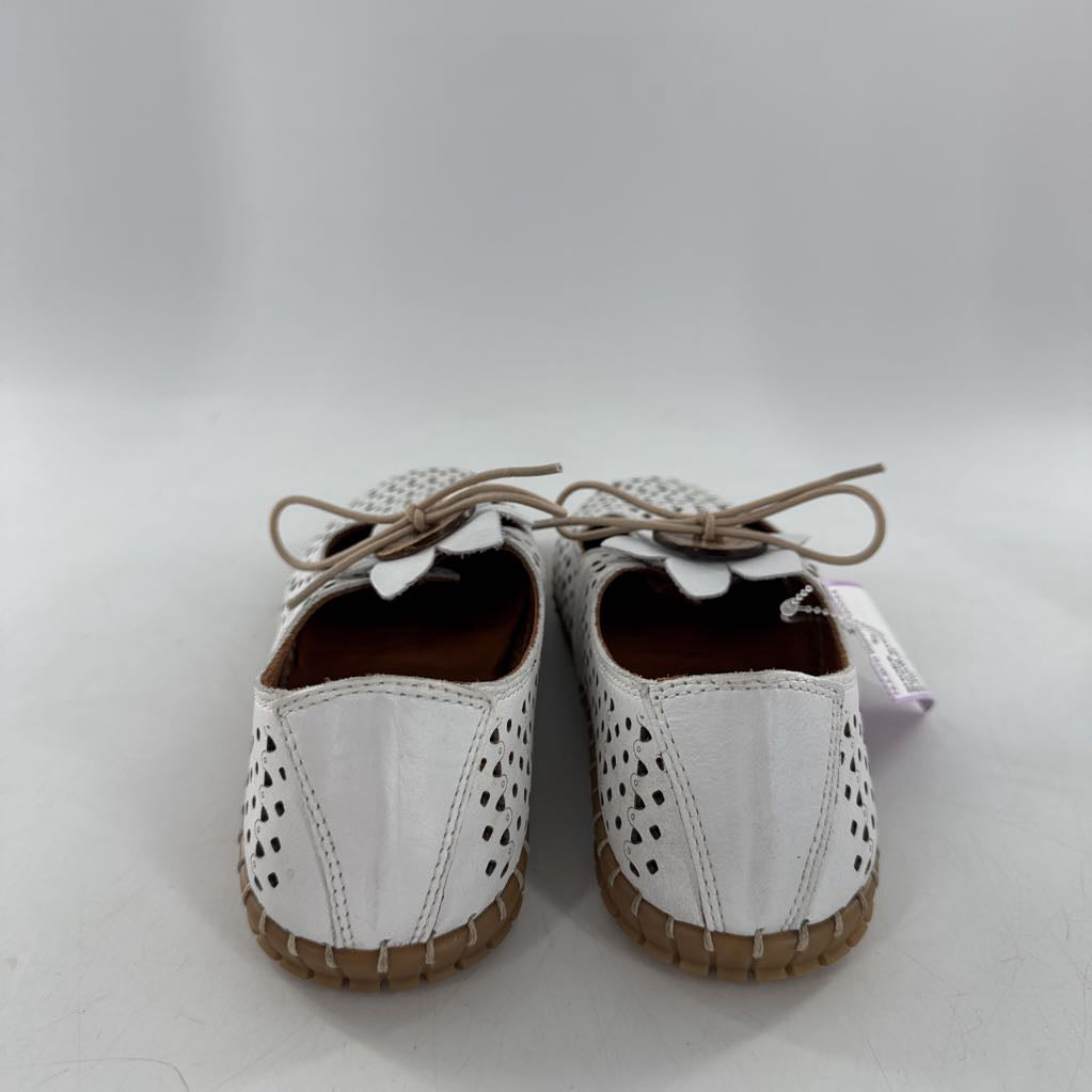 8 leather perforated moccasin