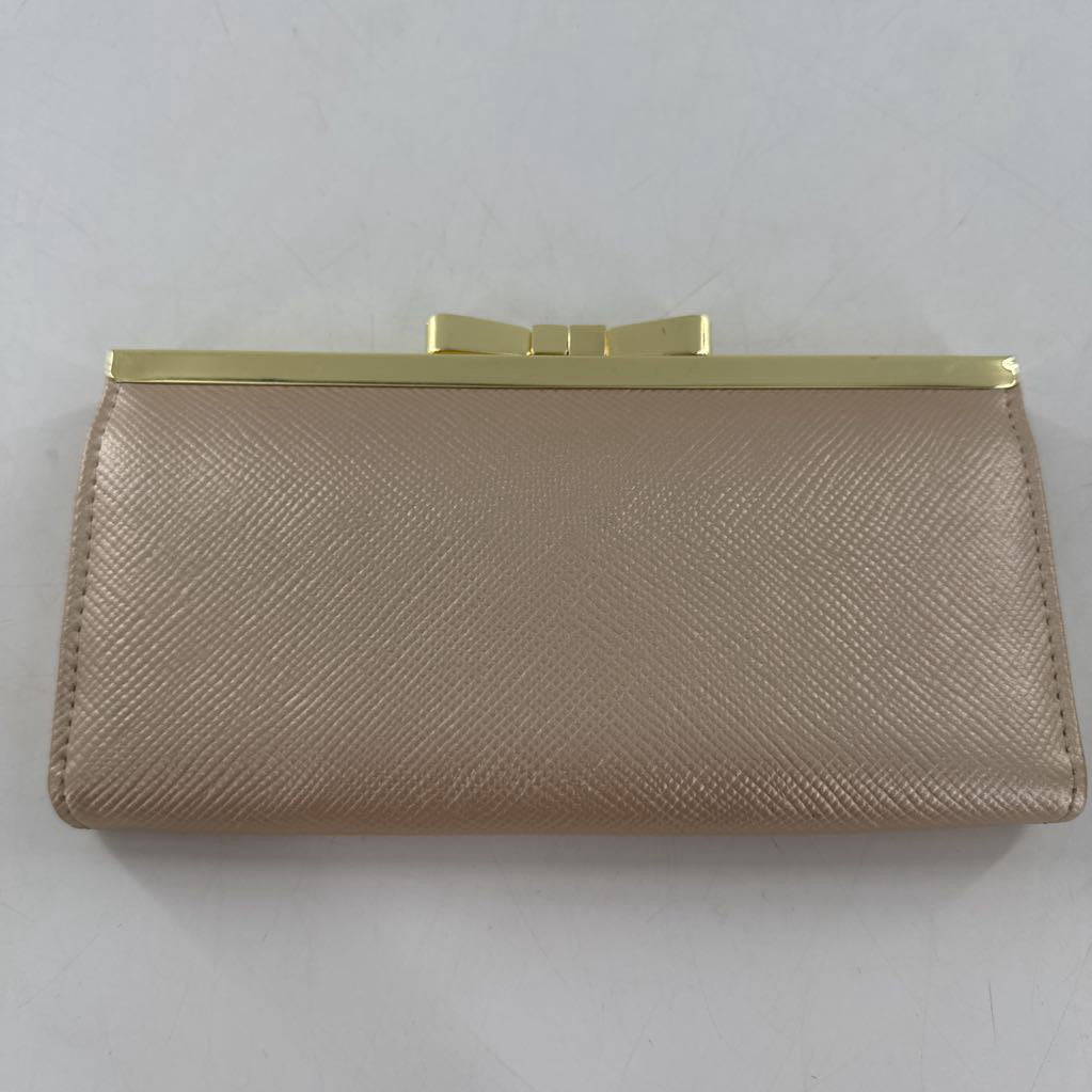 pebbled bi-fold wallet