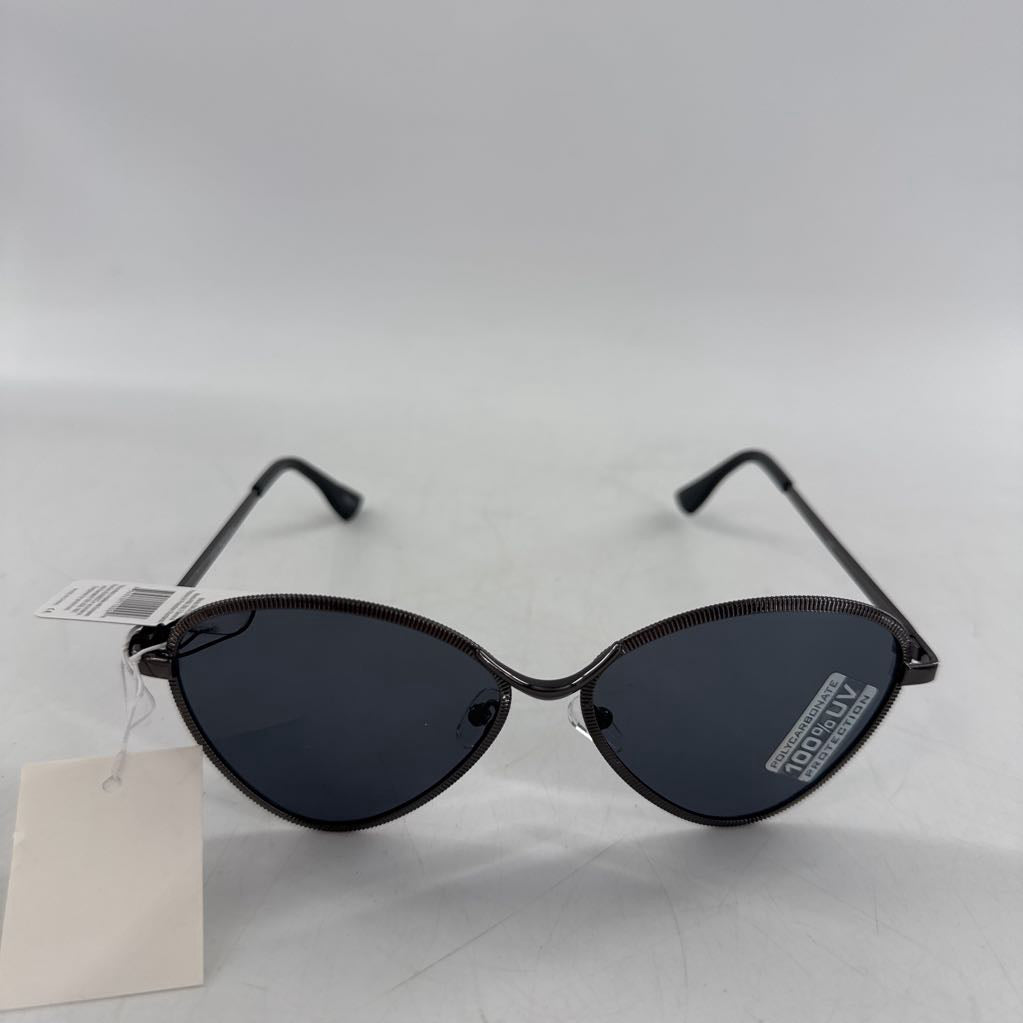 black cat eye frame sunglasses