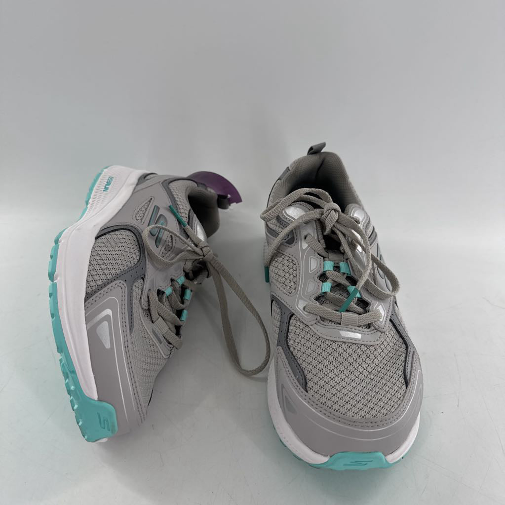 8 lace-up sneaker