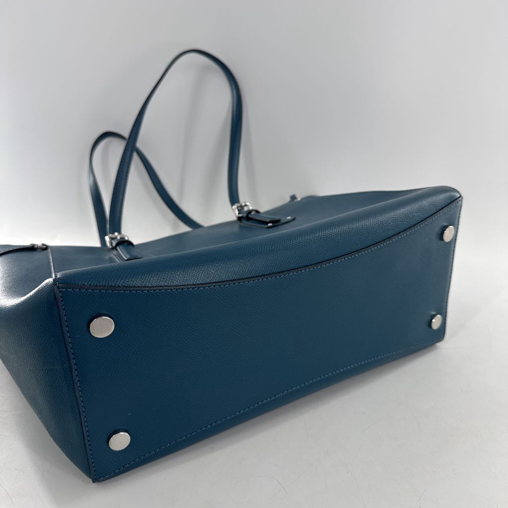 top zip buckle strap tote