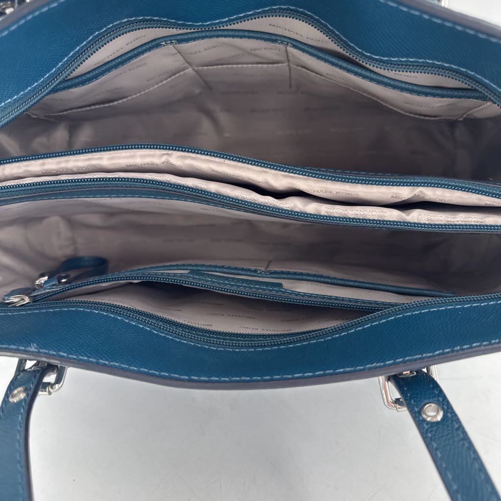 top zip buckle strap tote