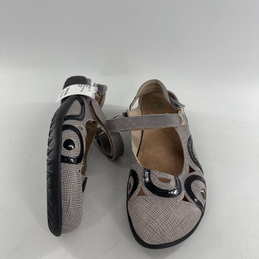 8/8.5 velcro trap walking shoe