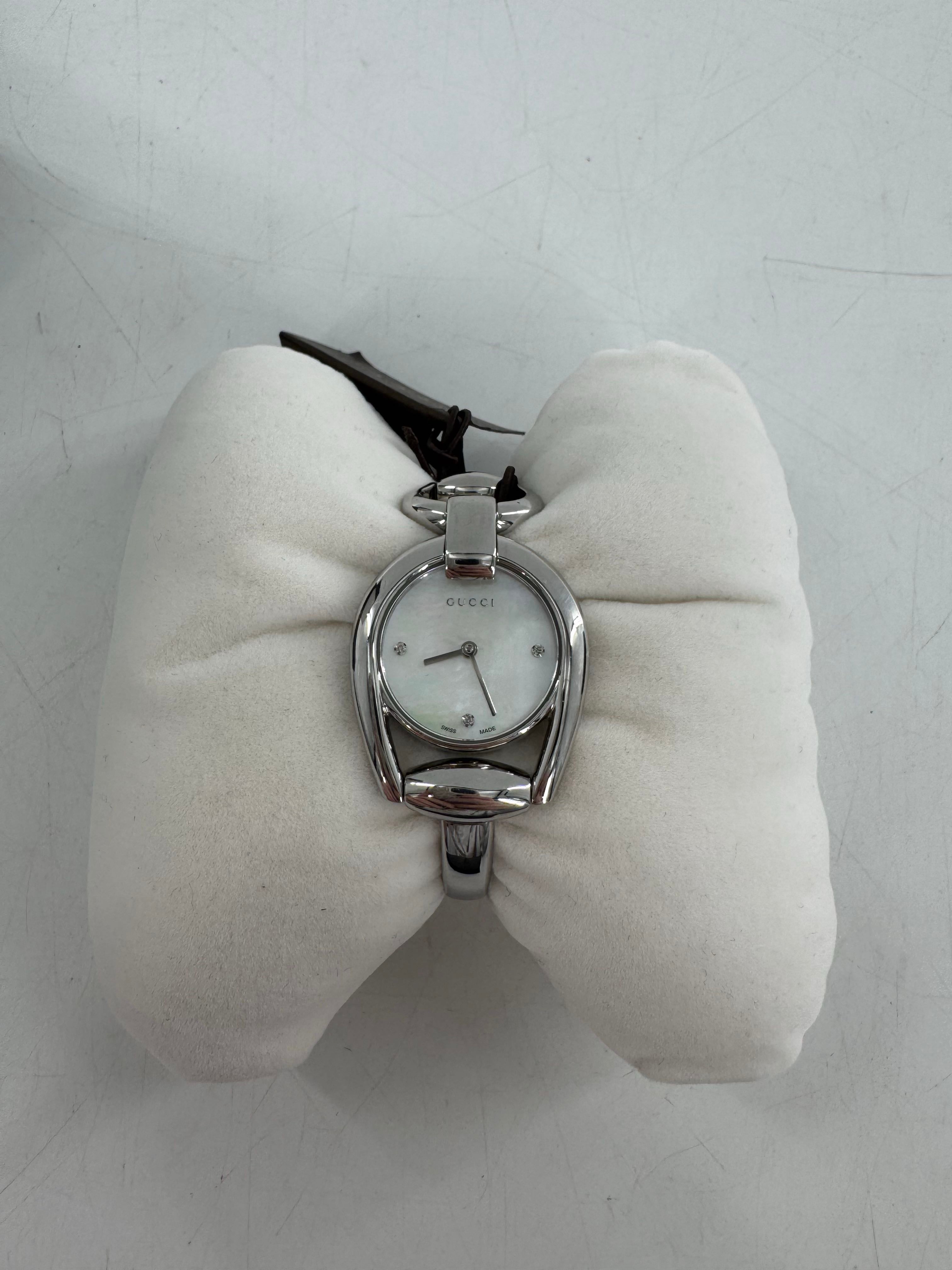 R990 Gucci silver bangle watch