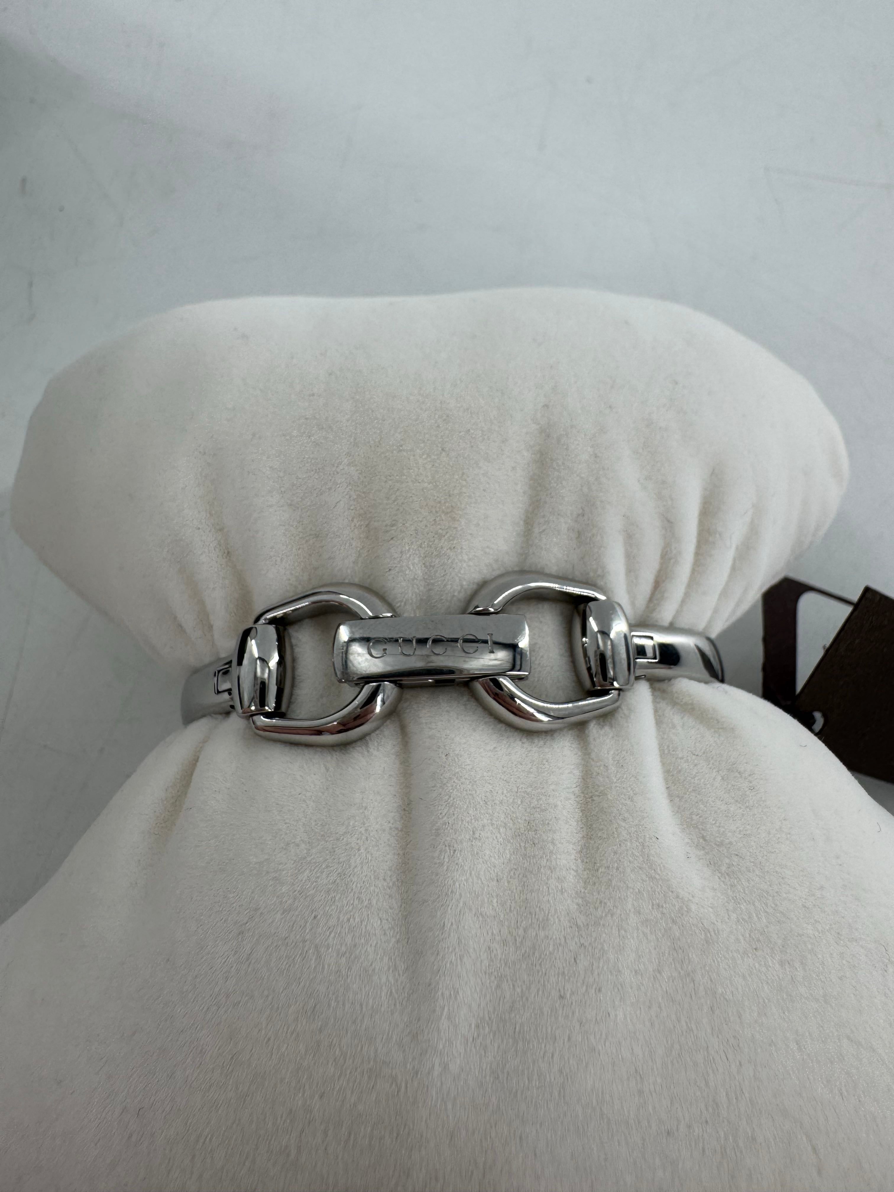 R990 Gucci silver bangle watch