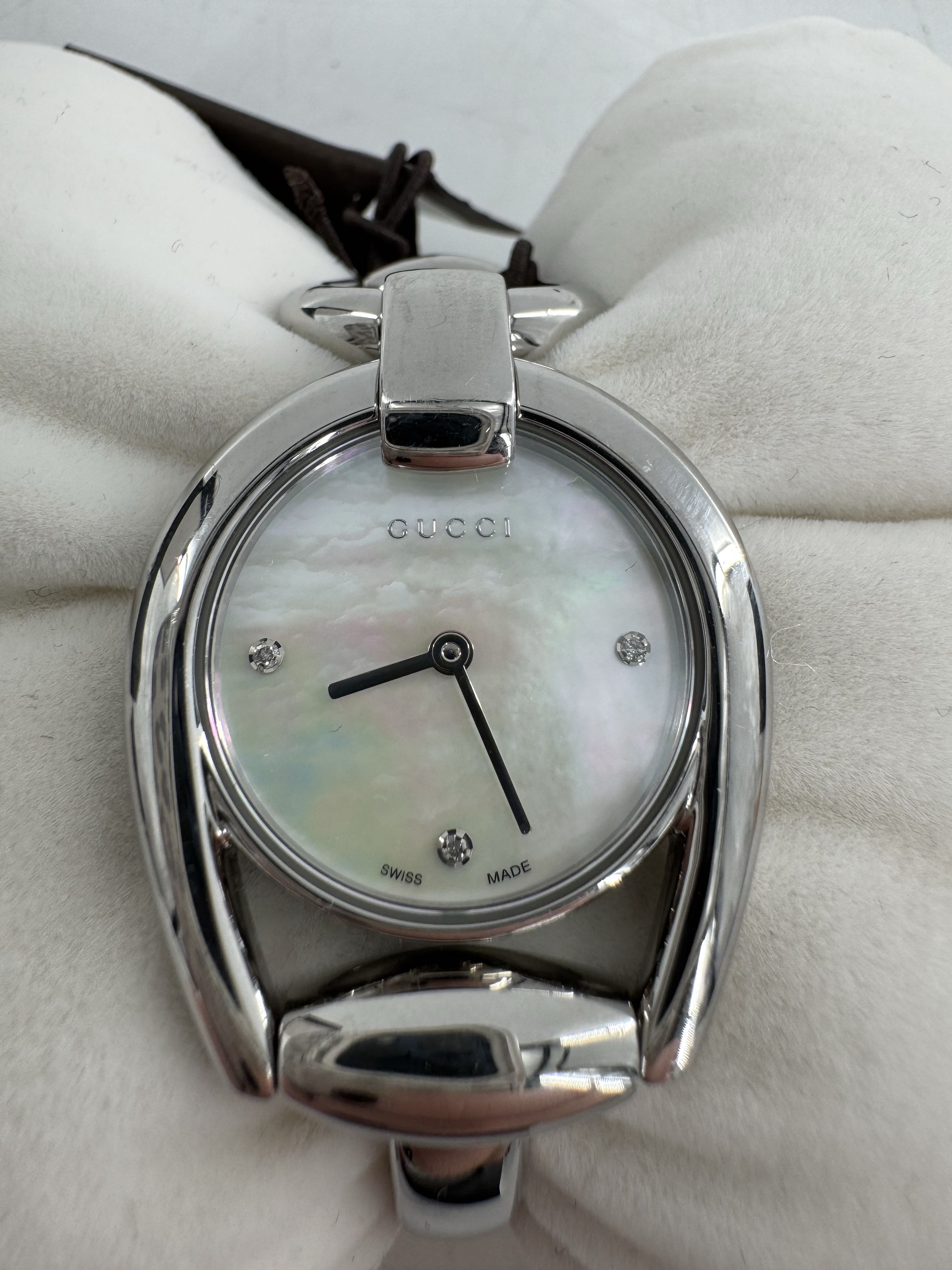 R990 Gucci silver bangle watch