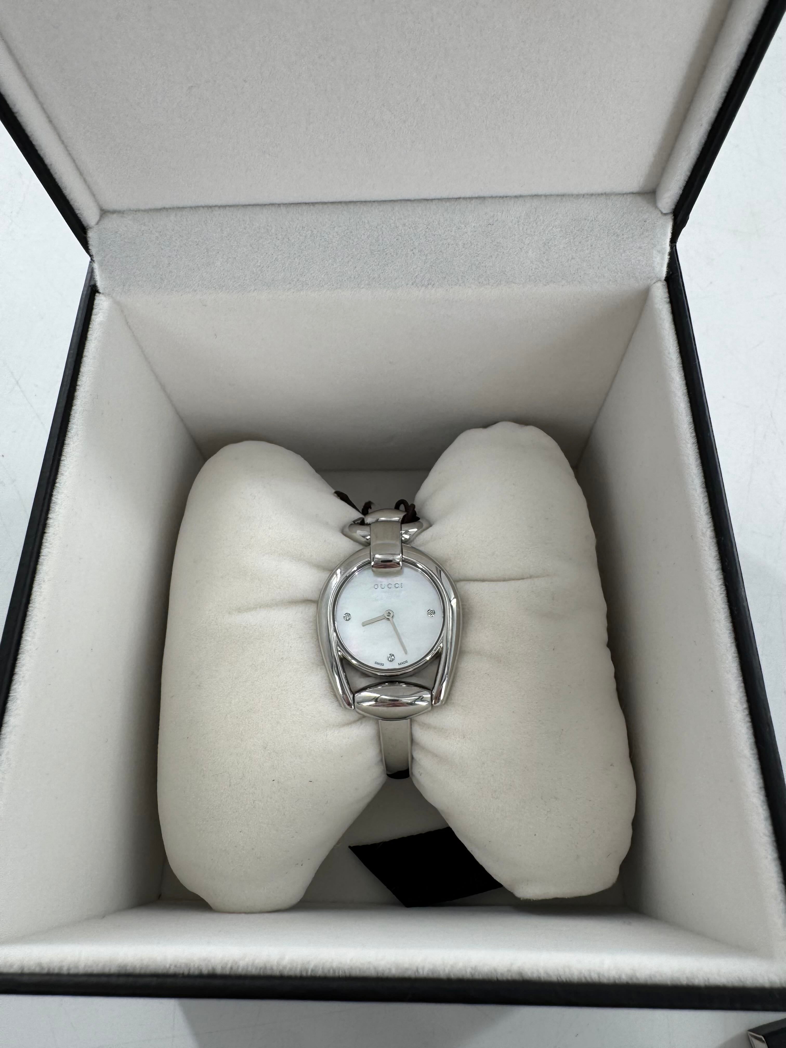 R990 Gucci silver bangle watch