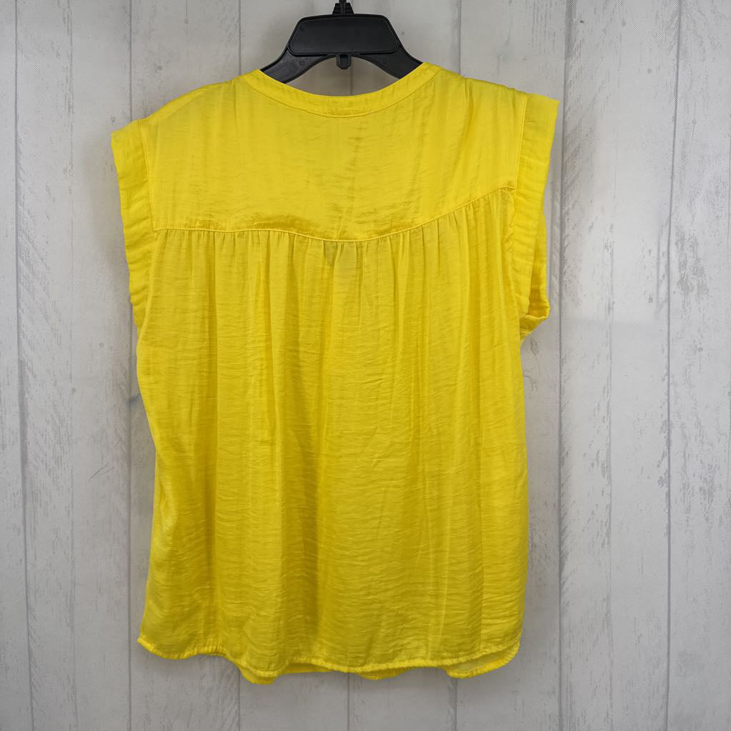 M/L split neck s/s top