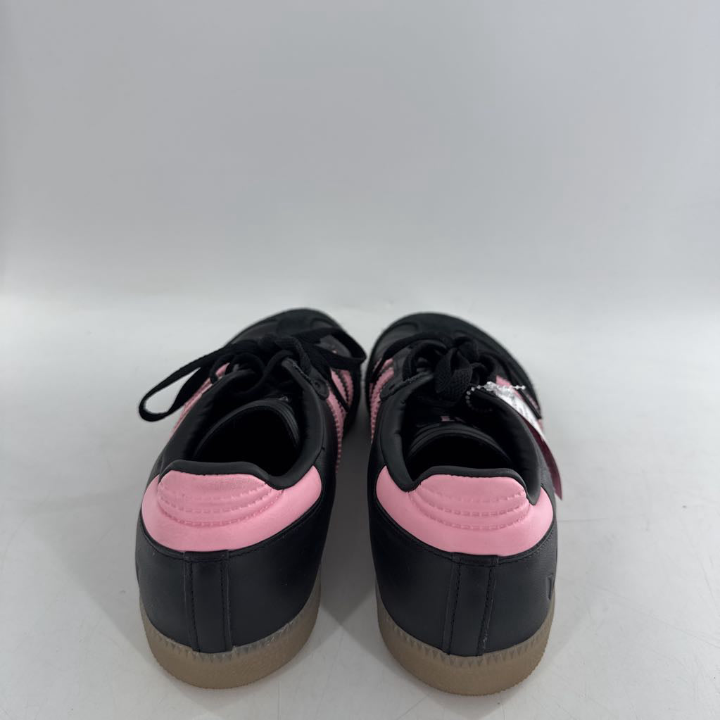 8 lace-up sneaker
