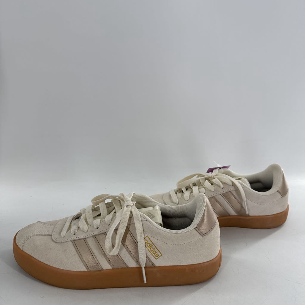 8 lace-up sneaker