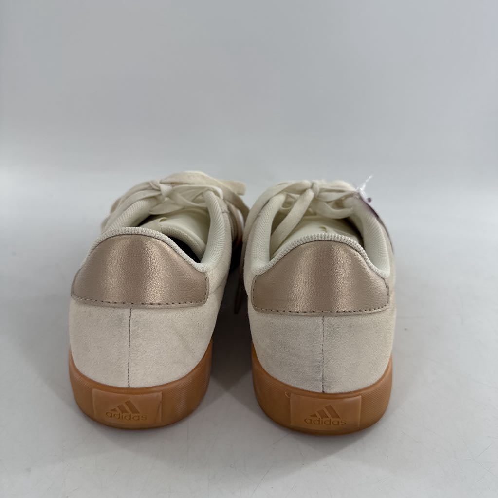 8 lace-up sneaker
