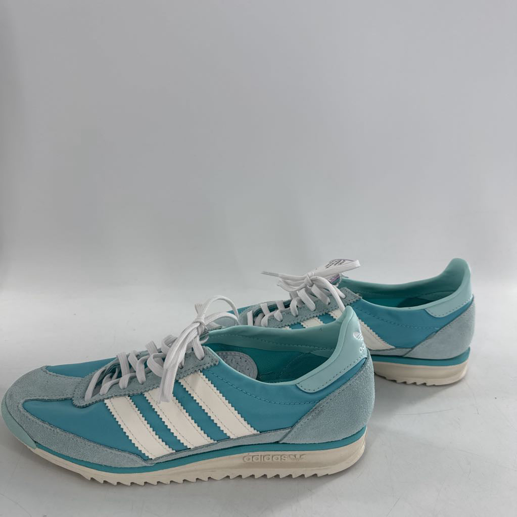 7.5 lace-up sneaker