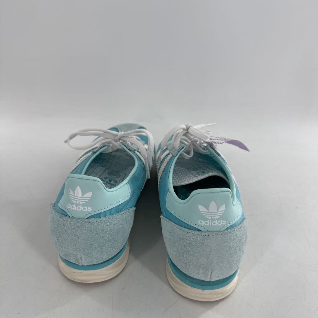 7.5 lace-up sneaker