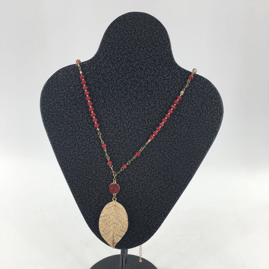 20" gold tone red beaded leaf pendant necklace
