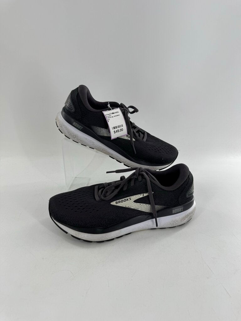 9 lace-up sneaker