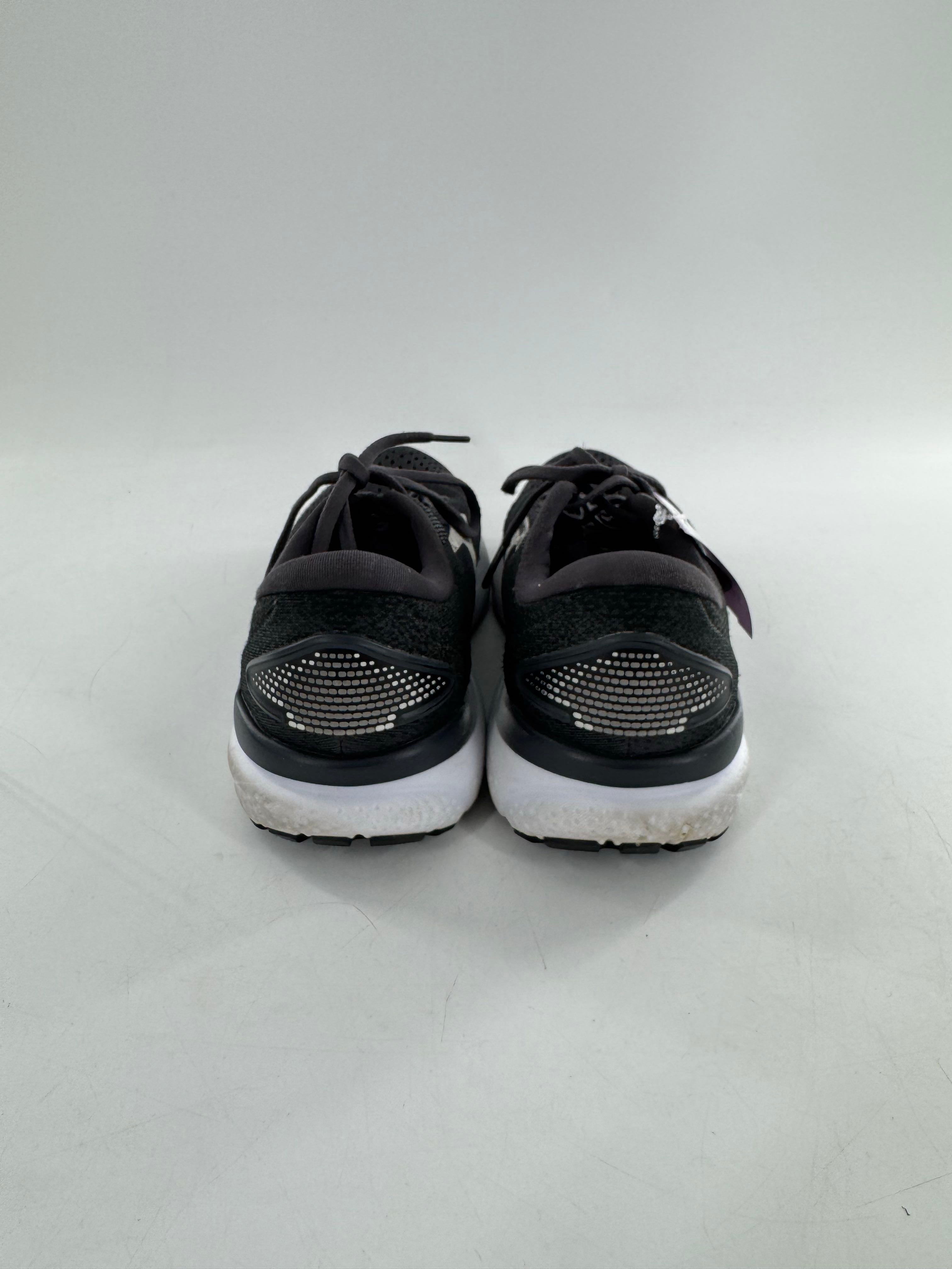 9 lace-up sneaker