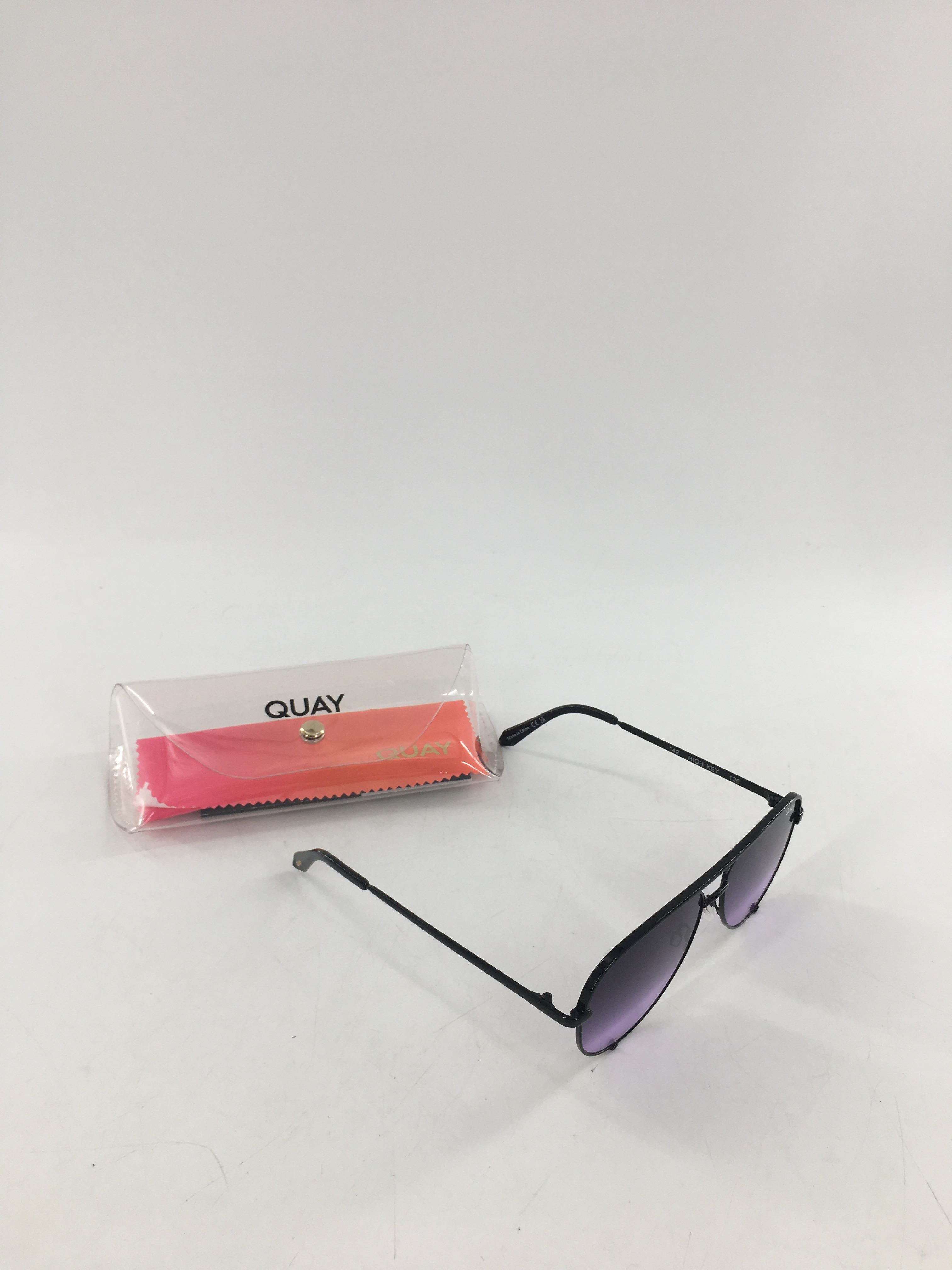 black aviator sunglasses