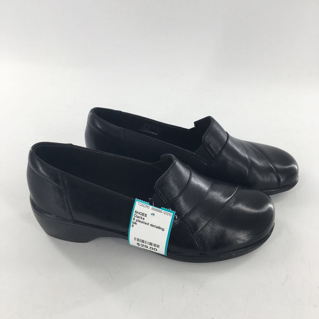 8 pleated detailing slip on loafers