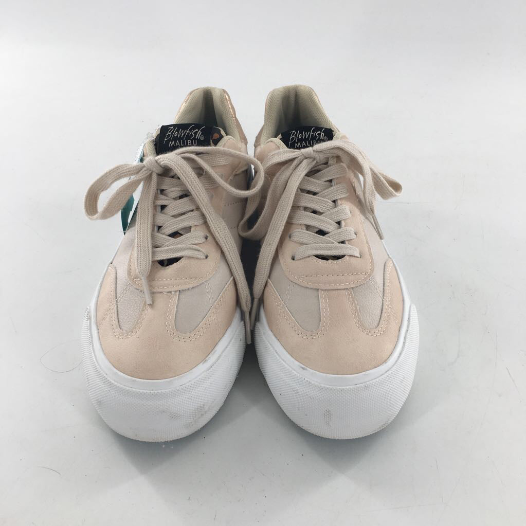 8 lace-up sneaker