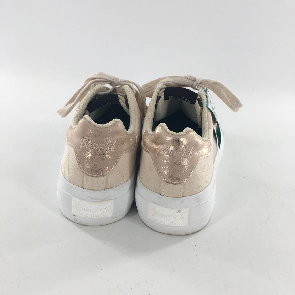 8 lace-up sneaker