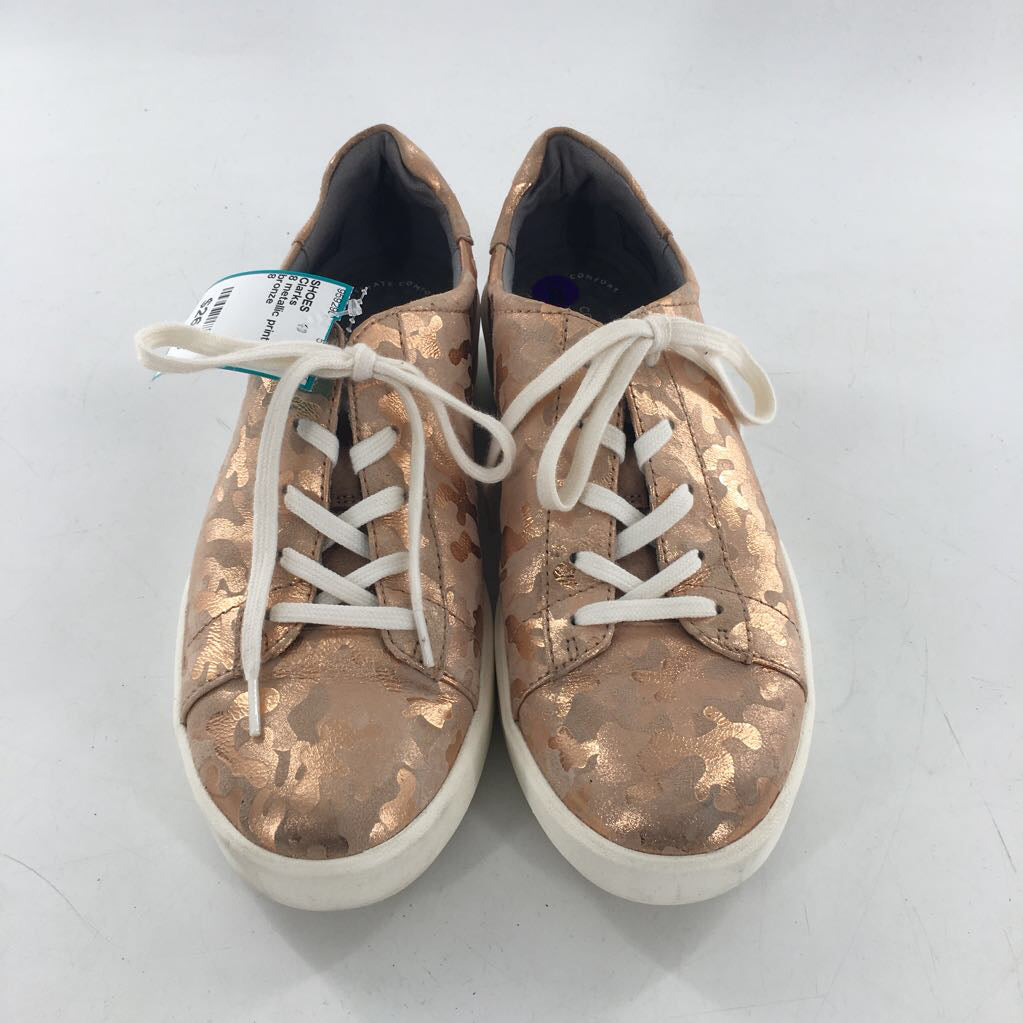 8 metallic print lace-up sneaker