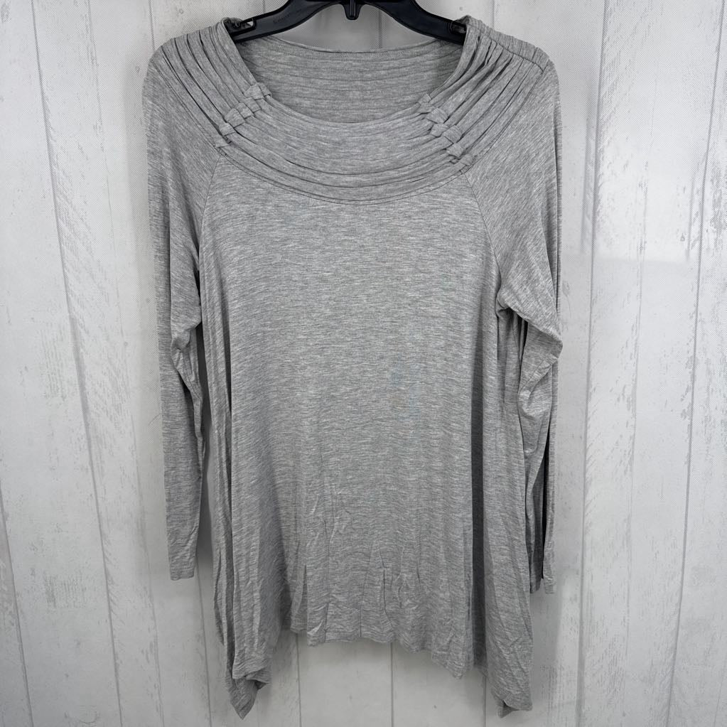 M pleated neckline l/s sharkbitre hem l/s top