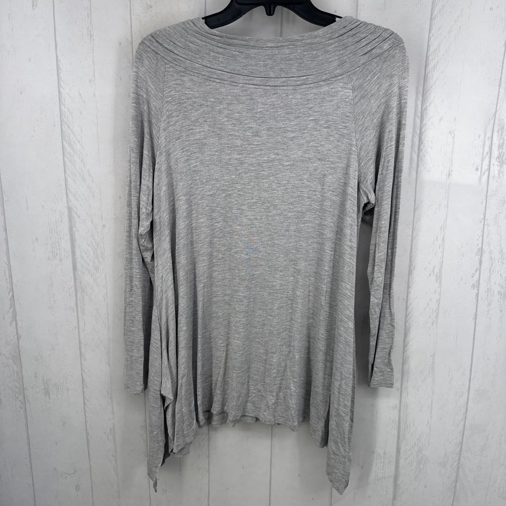 M pleated neckline l/s sharkbitre hem l/s top