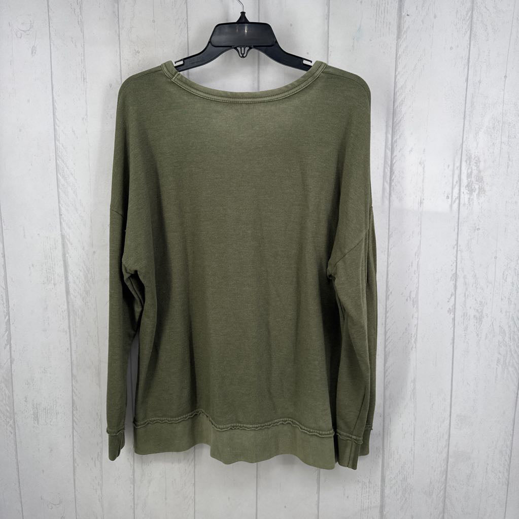 L crewneck sweatshirt